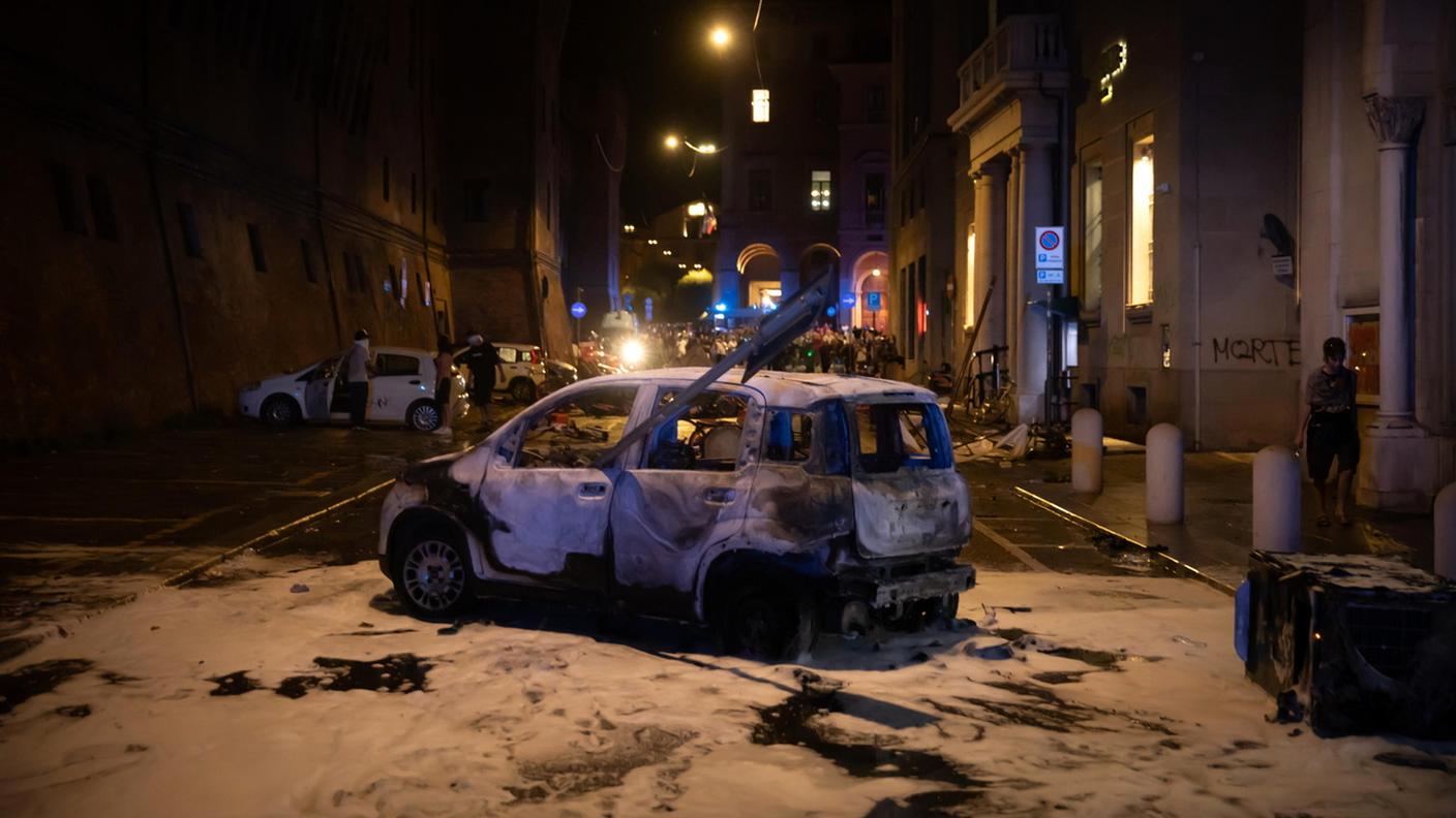 Un'auto del Comune è stata date alle fiamme
