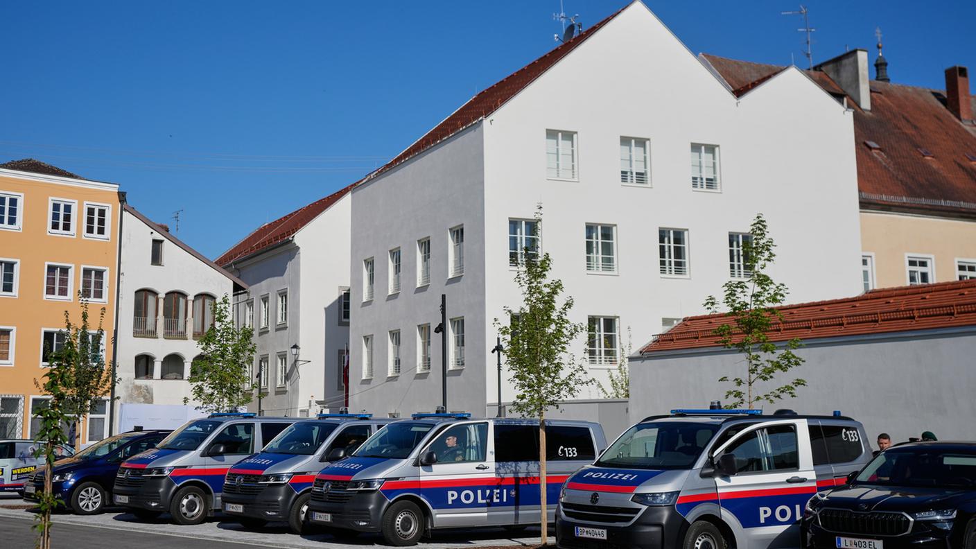 L'edificio a Braunau am Inn che ora è ufficialmente una stazione di polizia