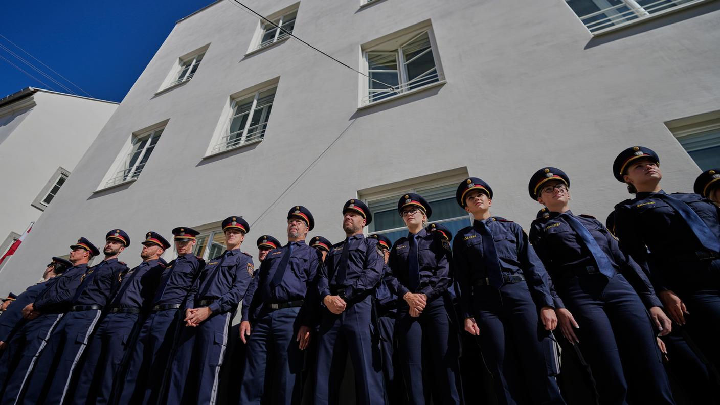 Gli agenti davanti alla nuova sede della polizia a Braunau am Inn