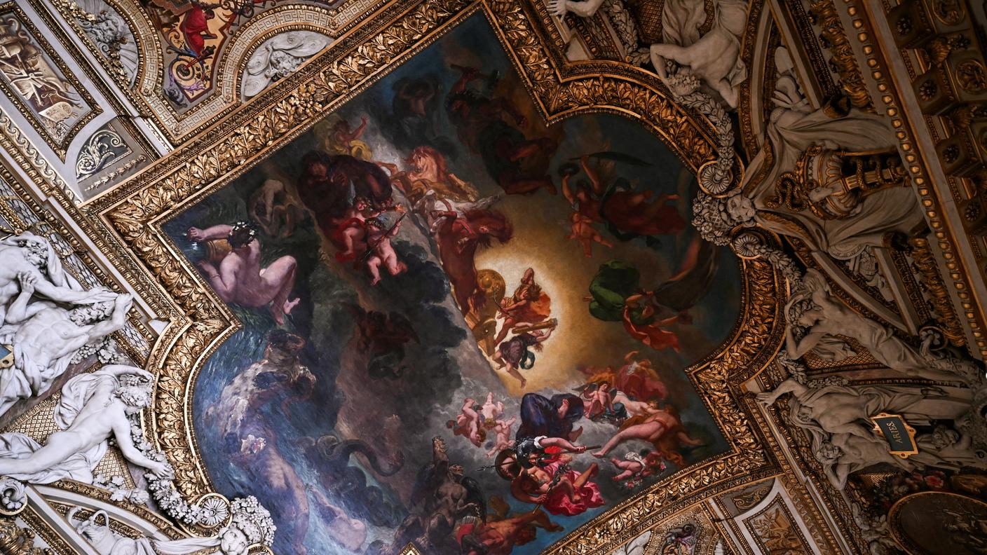 Un affresco di Eugene Delacroix ("Apollo uccide il serpente Pitone") sovrasta la galleria