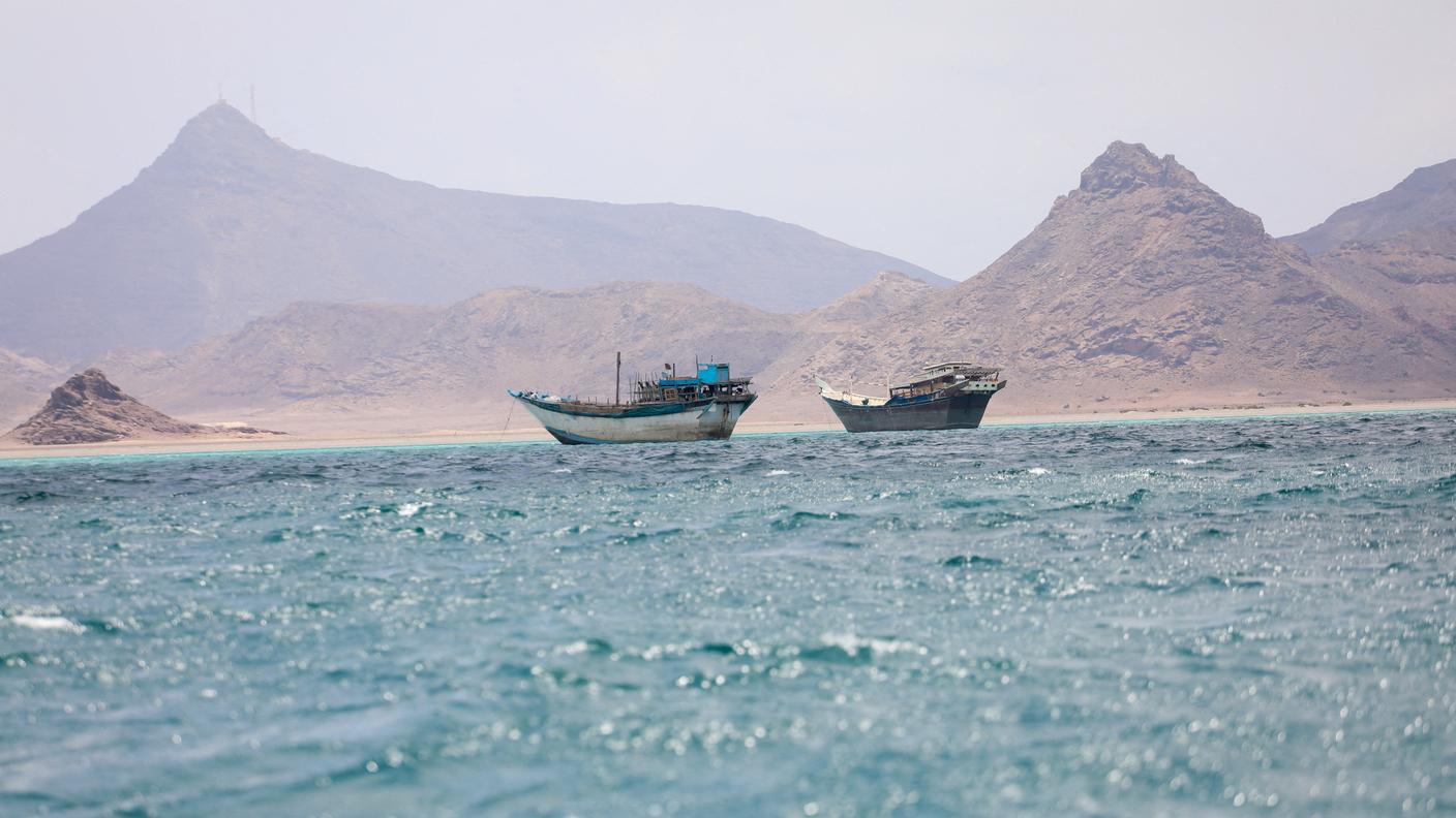 Due barche attraversano lo stretto di Bab el-Mandeb