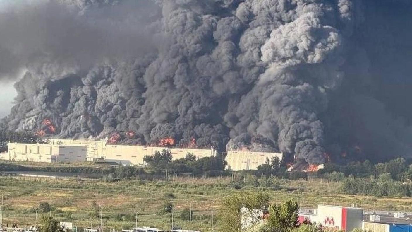 L'hub logistico e commerciale di Wildberries devastato dalle fiamme giovedì a Voronezh, in Russia