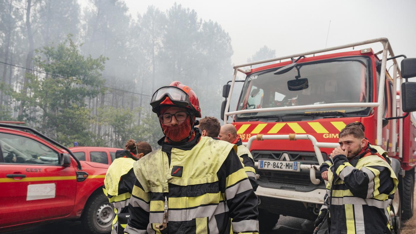 Pompieri tra Lacanau e Saint-Hélène nella regione di Bordeaux, sud-ovest della Francia. 25 luglio 2026