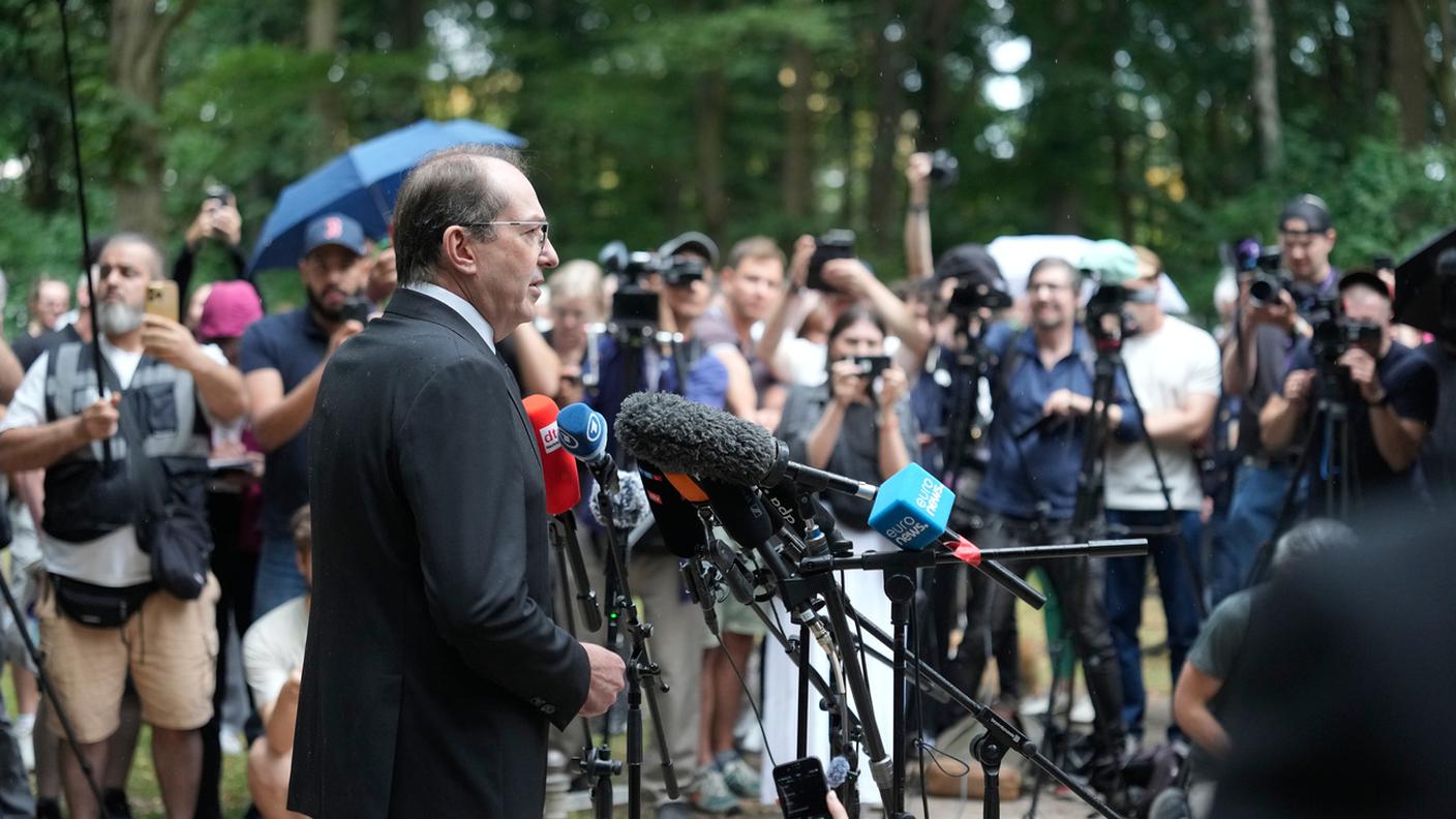 Alexander Dobrindt davanti ai media sul luogo dell'attentato