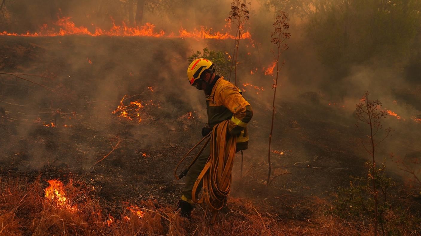 Un vigile del fuoco durante le operazioni di spegnimento a ovest di Madrid