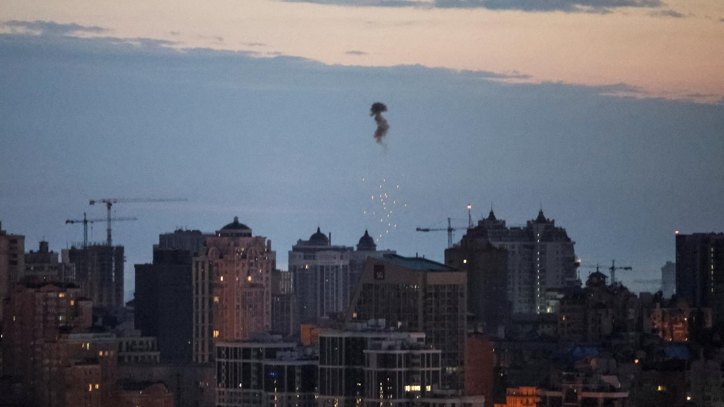 Bombe russe contro Kiev, tre morti e almeno sette feriti