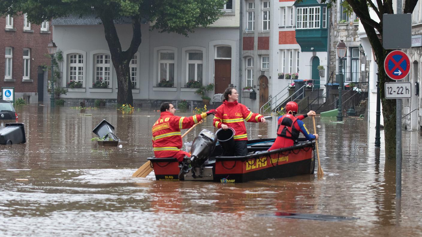 Pompieri in azione durante le operazioni di soccorso