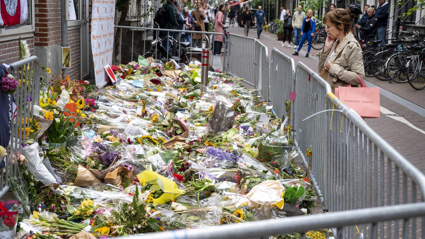 L'imponente omaggio floreale dedicato al giornalista in un'immagine scattata oggi a Amsterdam