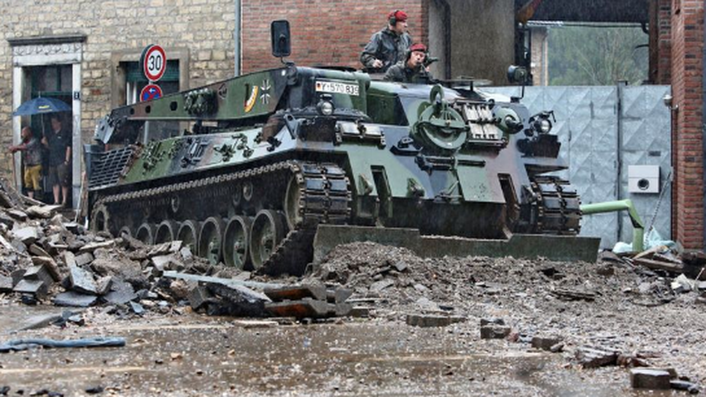Un carro armato cerca di liberare le strade di Aquisgrana dai detriti delle esondazioni