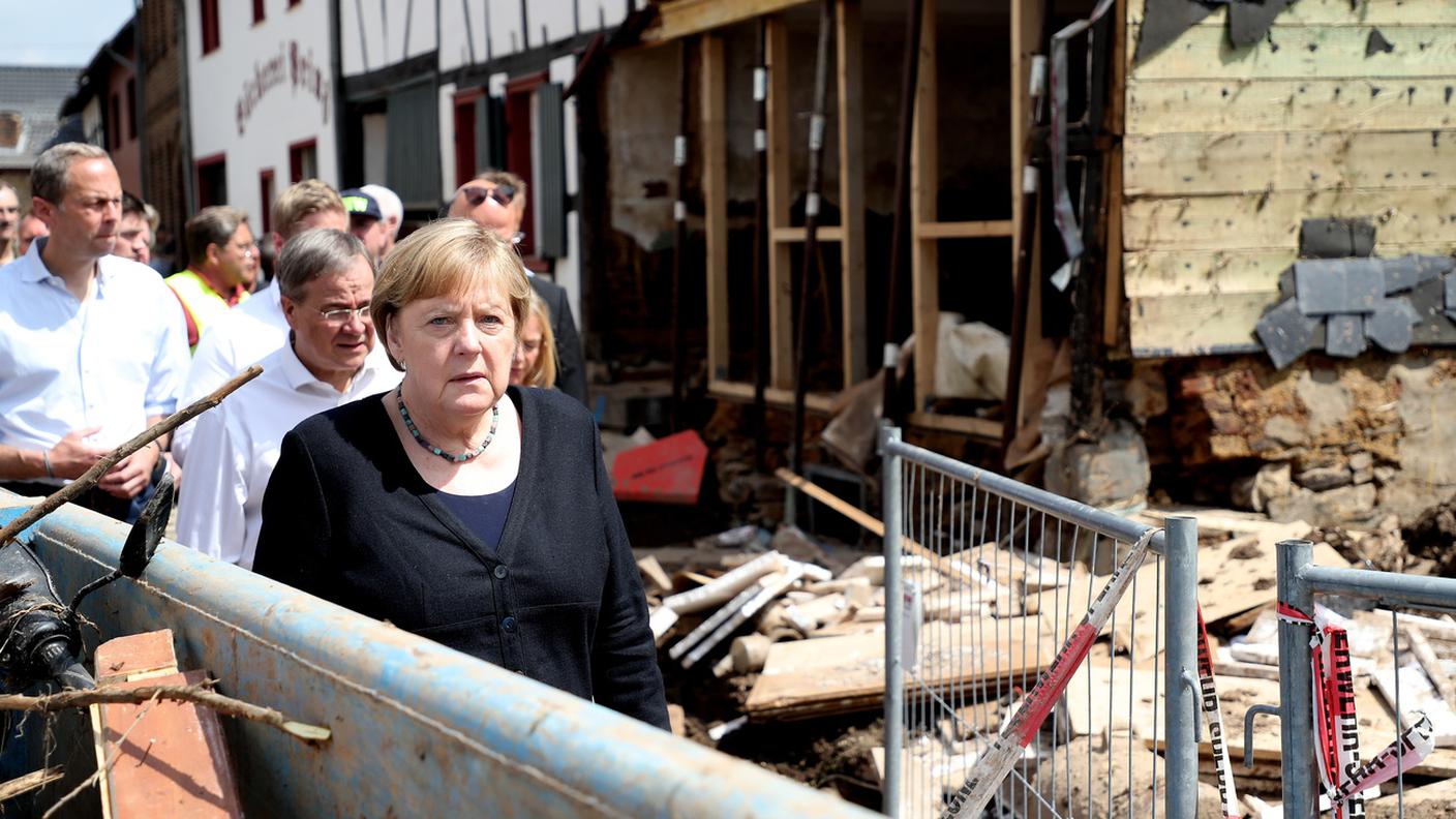 Angela Merkel nelle zone più colpite dalle inondazioni