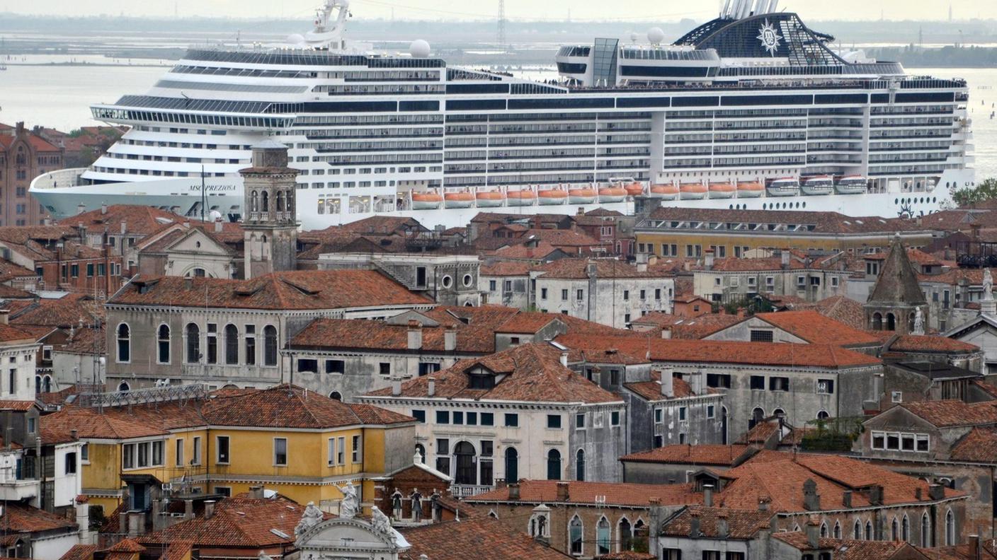 Una nave da crociera mentre attraversa il Canale della Giudecca 