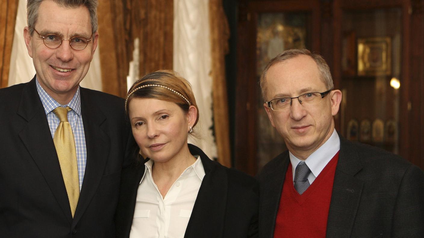 Domenica: Iulia Timoshenko tra l'ambasciatore USA a Kiev Geoffrey R. Pyatt e quello dell'UE Jan Tombinski