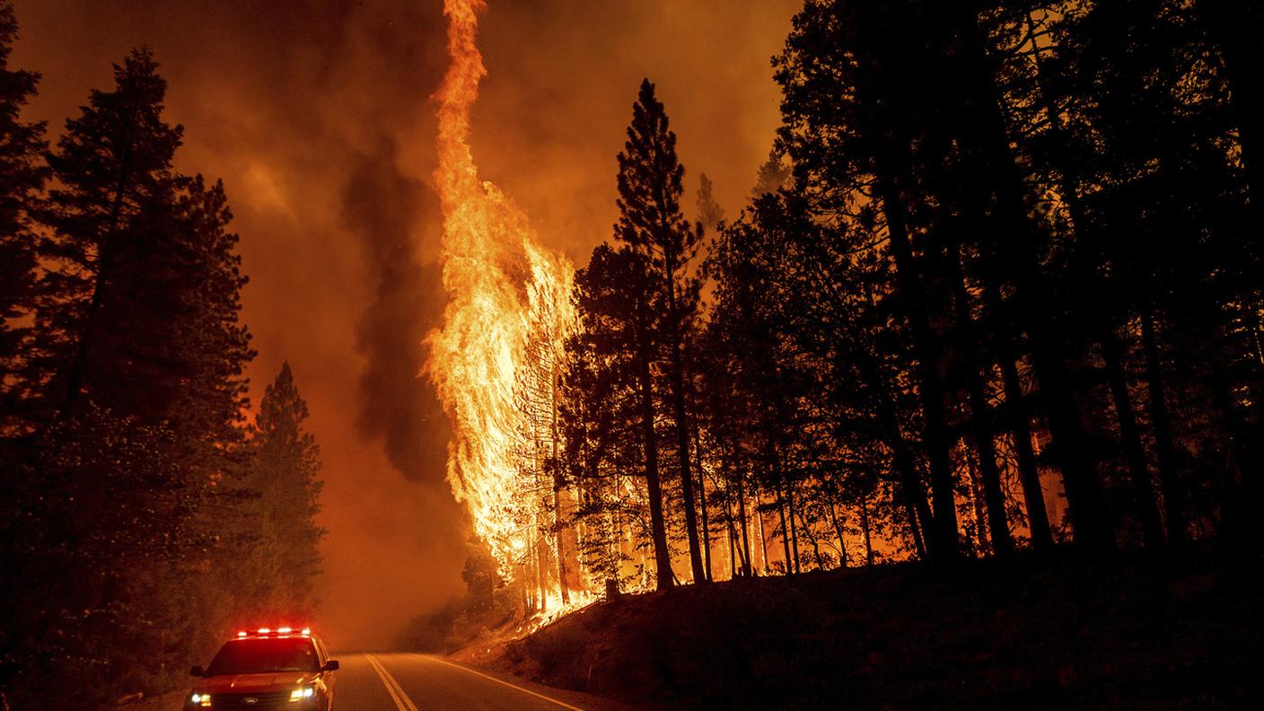 Il sesto incendio più esteso nella storia dello Stato, va avanti da tre settimane