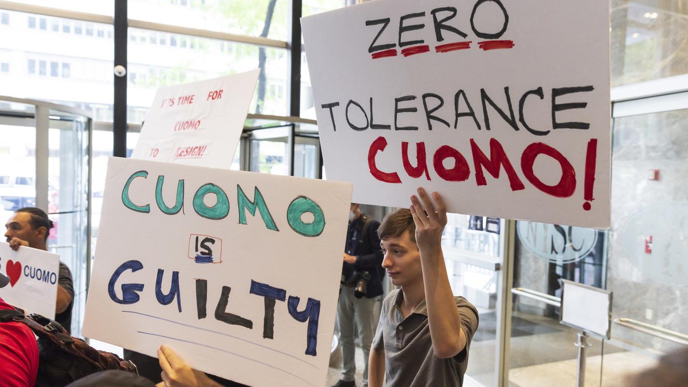 Contestato dall'opposizione repubblicana ma invitato alle dimissioni anche da molti alleati