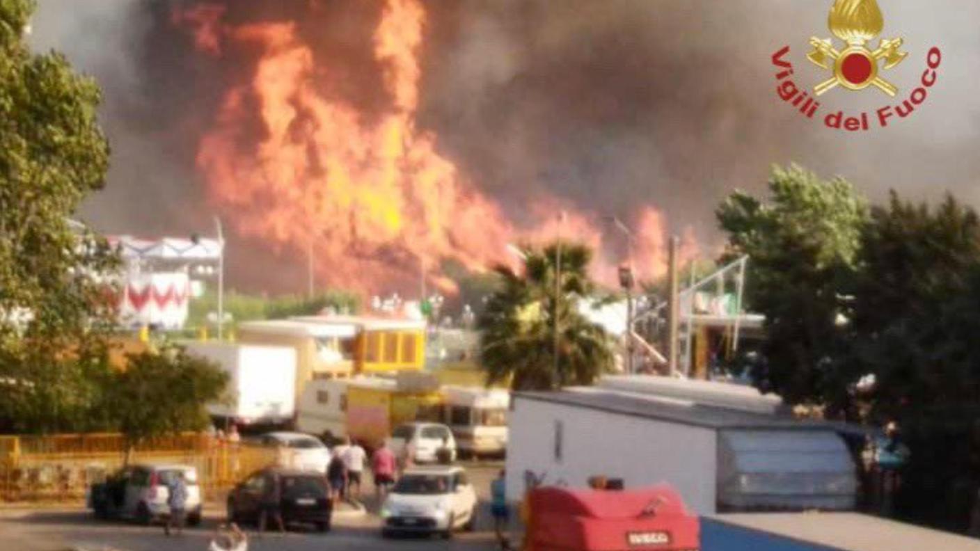 L'incendio boschivo di Campomarino Lido in un'immagine fornita dai vigili del fuoco