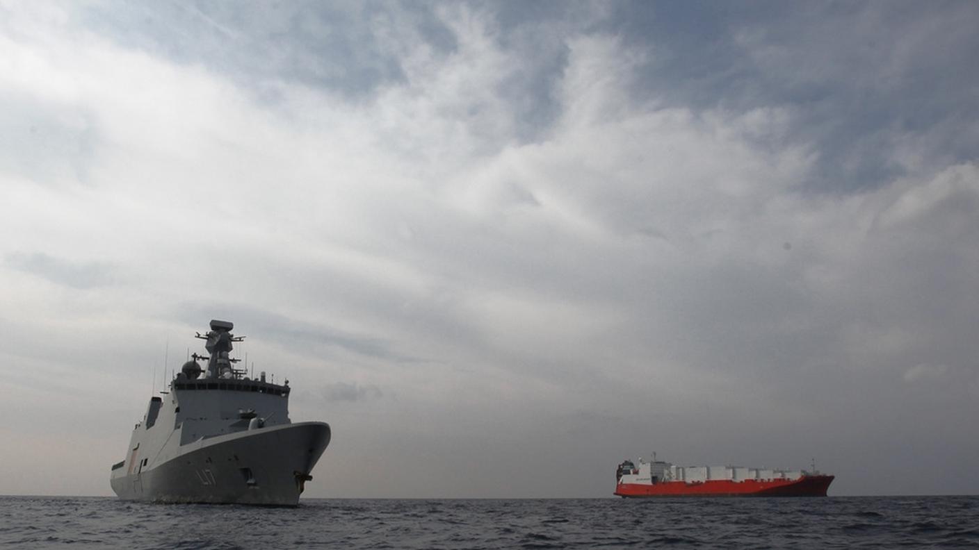 Uno dei cargo utilizzati e una nave militare danese di scorta