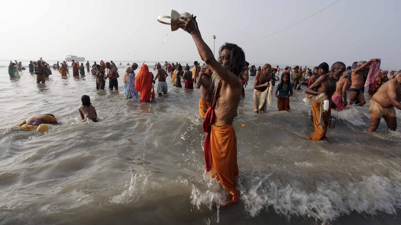 bagno gange pellegrini hindu ky 140116.JPG