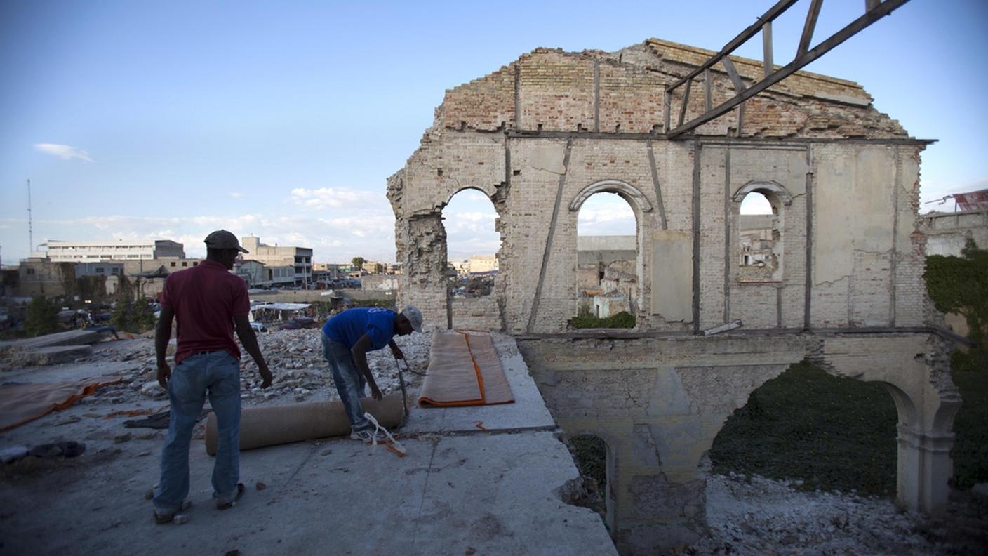 haiti-casa-distrutta-terremoto-usata-piegare-tappeto-KY.JPG