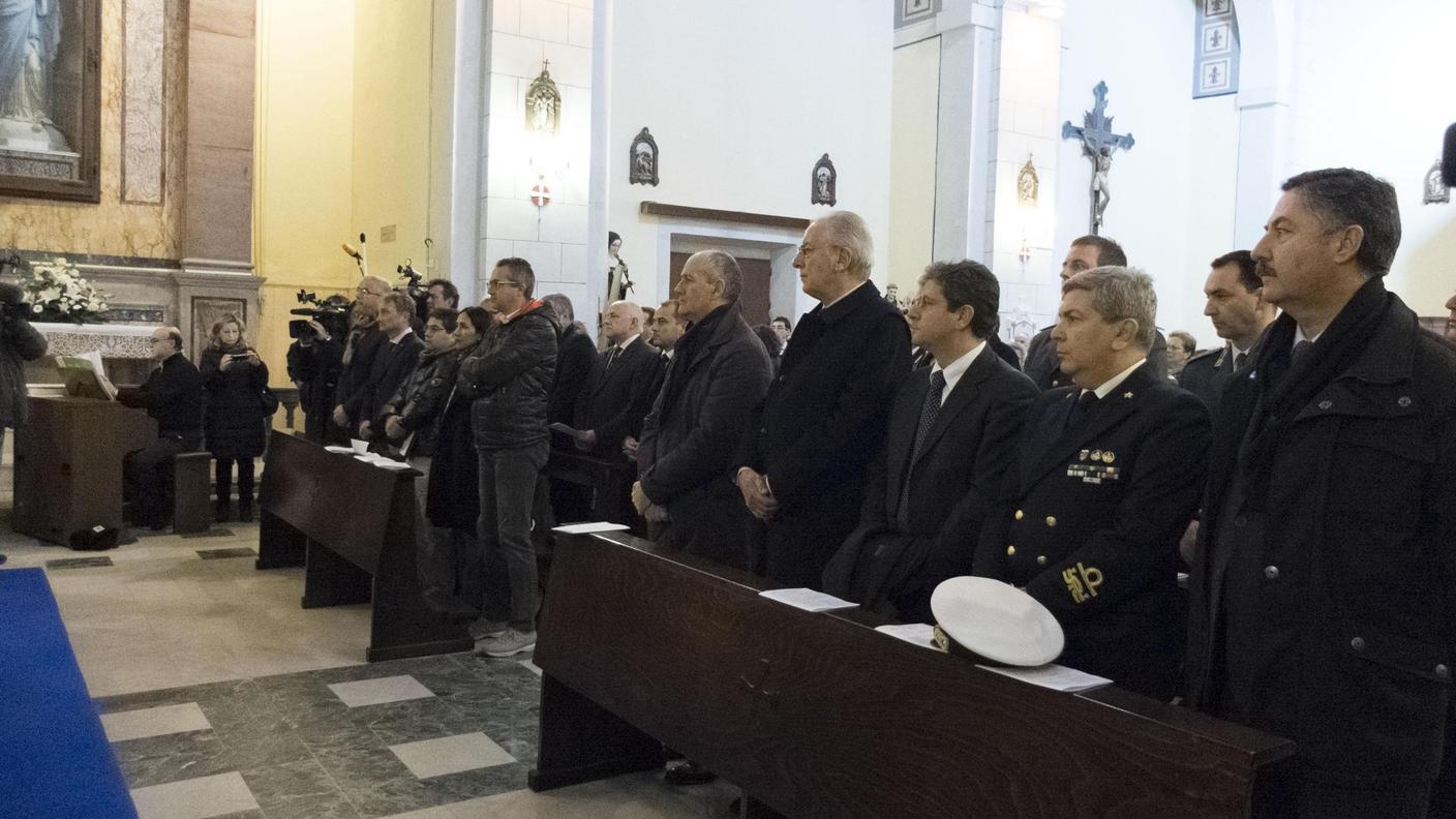 Attimo di raccoglimento in chiesa