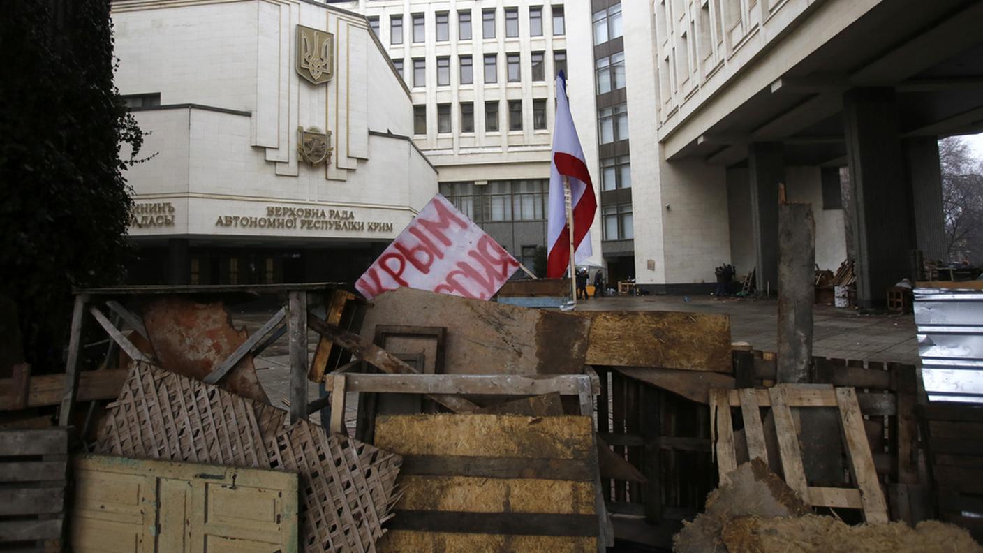 Repubblica autonoma di Crimea: barricate filorusse davanti alla sede del Parlamento