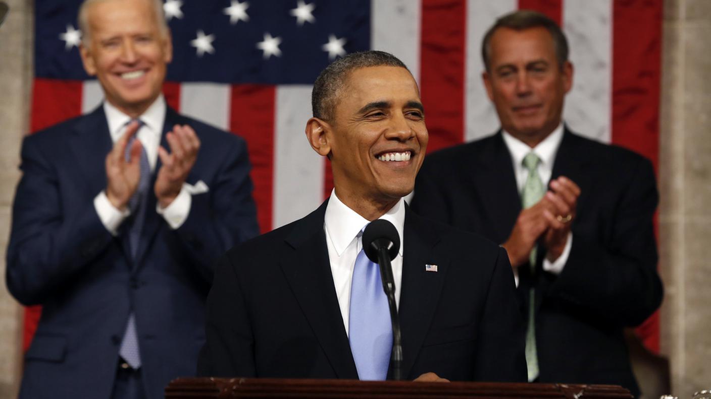 Sullo sfondo il vicepresidente Joe Biden  e lo speaker della Camera John Boehner