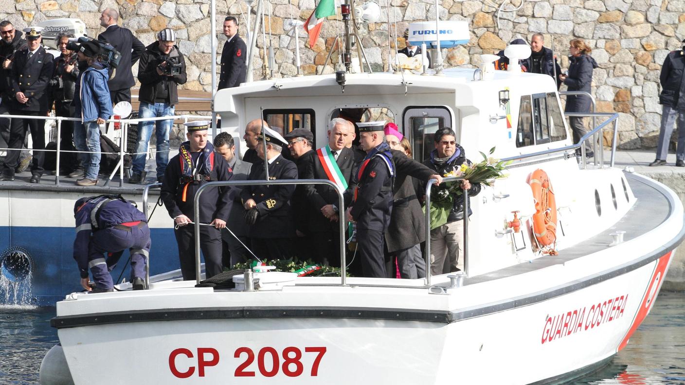 L'imbarcazione al momento di lasciare il porto dell'isola del Giglio