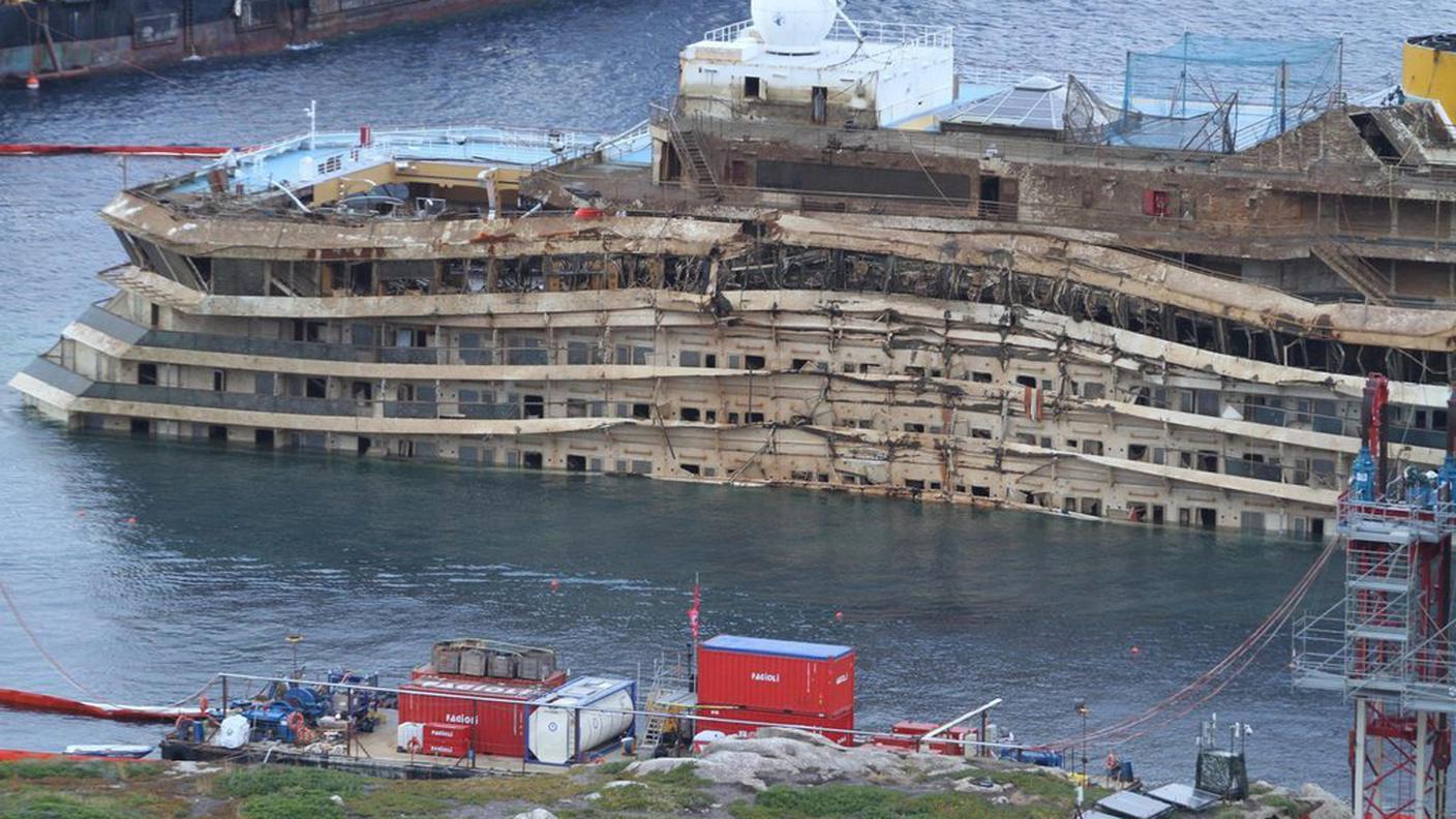 La nave è stata raddrizzata