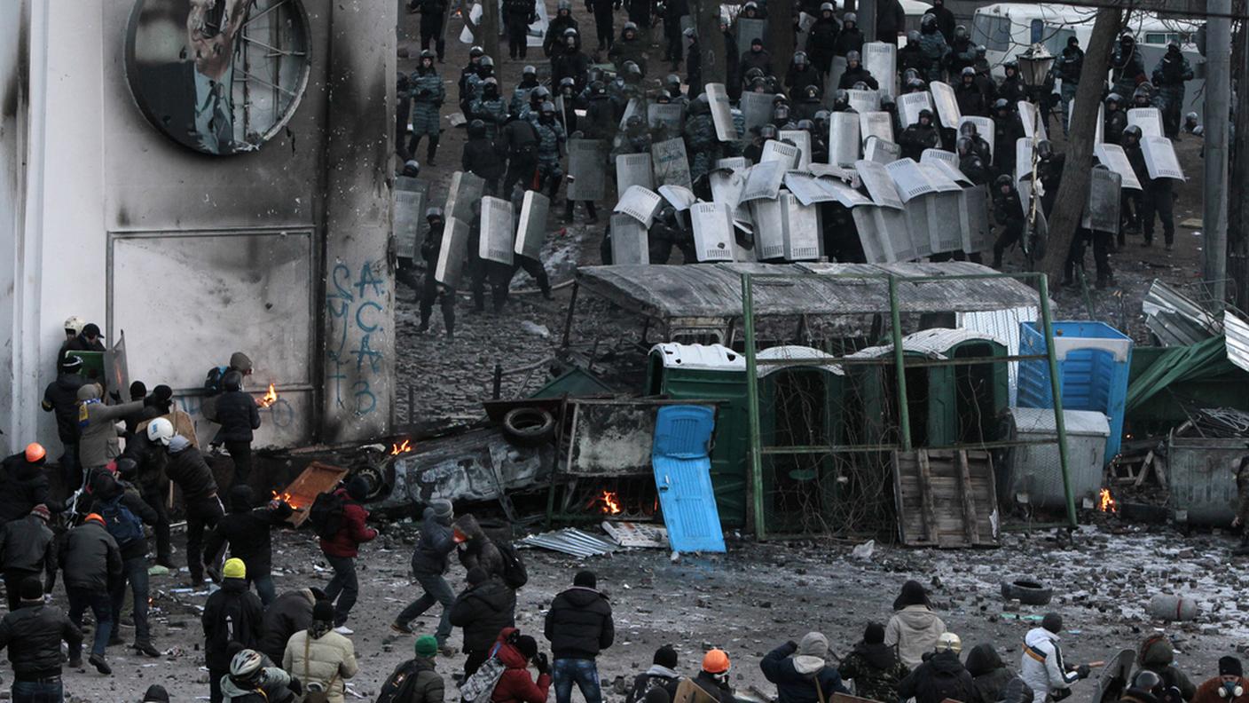 Un momento degli scontri, lunedì, nella capitale ucraina