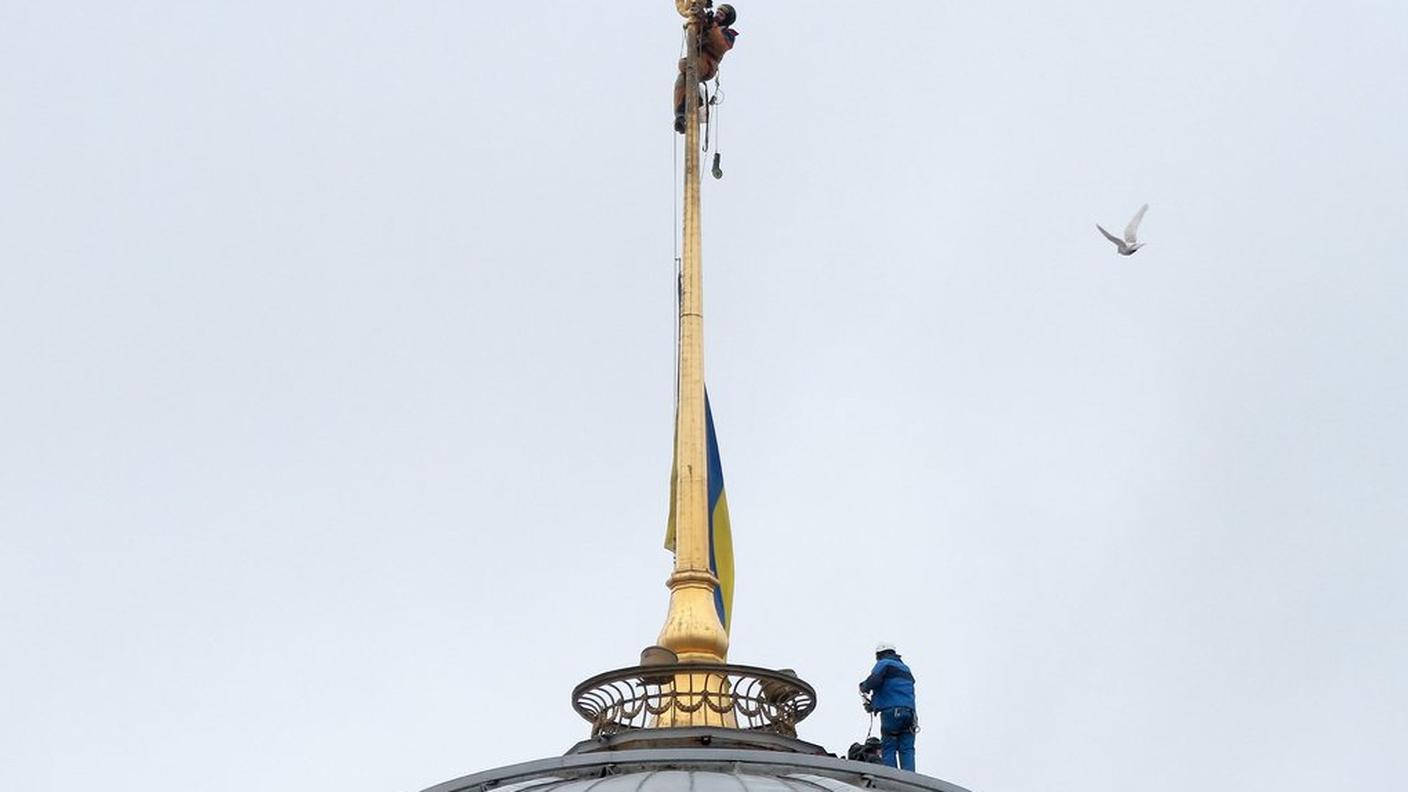La stella sovietica è stata tolta dall'asta sul tetto del Parlamento di Kiev