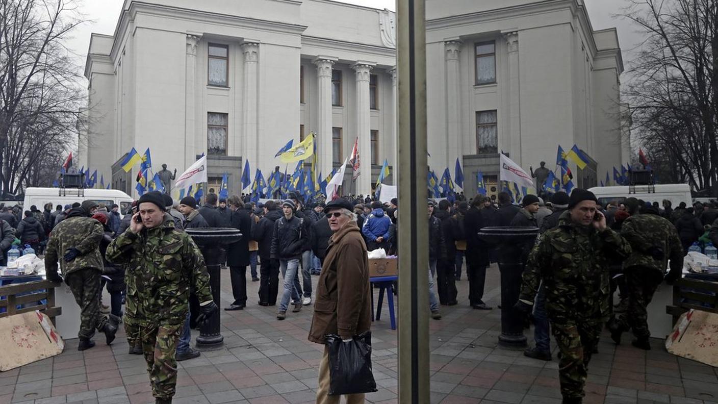 Manifestanti fuori dalla sede del Parlamento