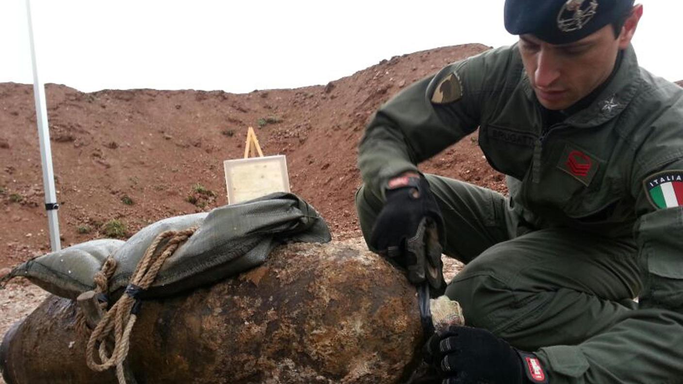Artificieri dell'Esercito durante la bonifica degli ordigni ad Orio nel dicembre 2013