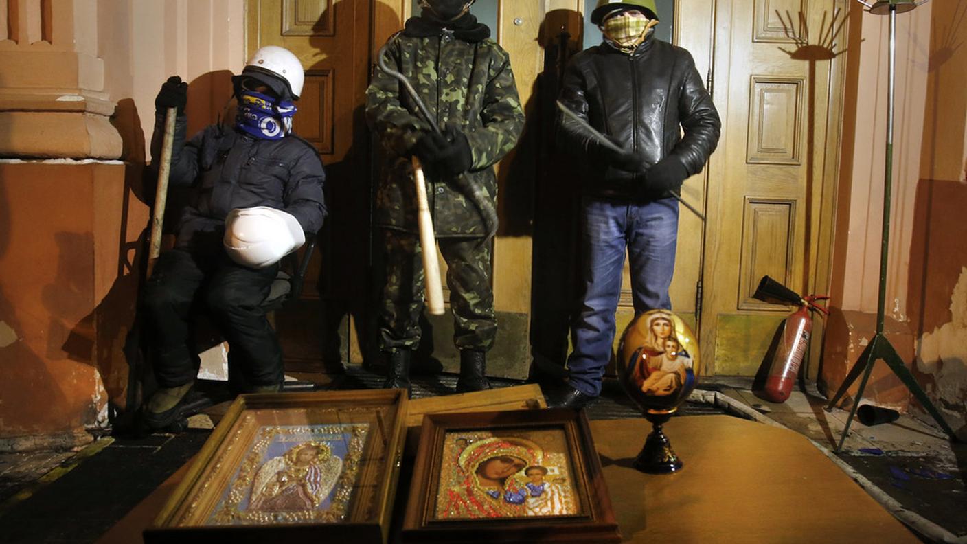 Manifestanti di guardia davanti al palazzo giustizia kiev ky.JPG