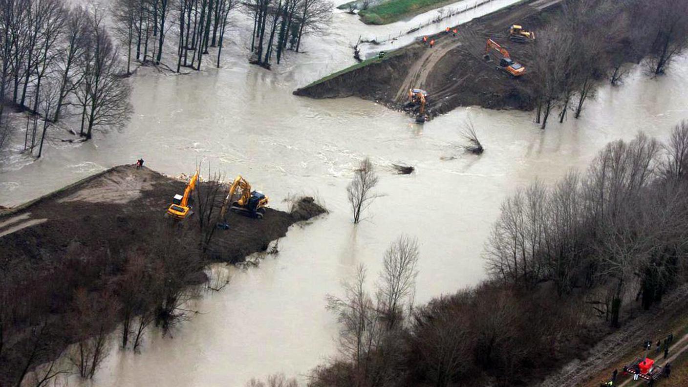 L'argine rotto del fiume Secchia