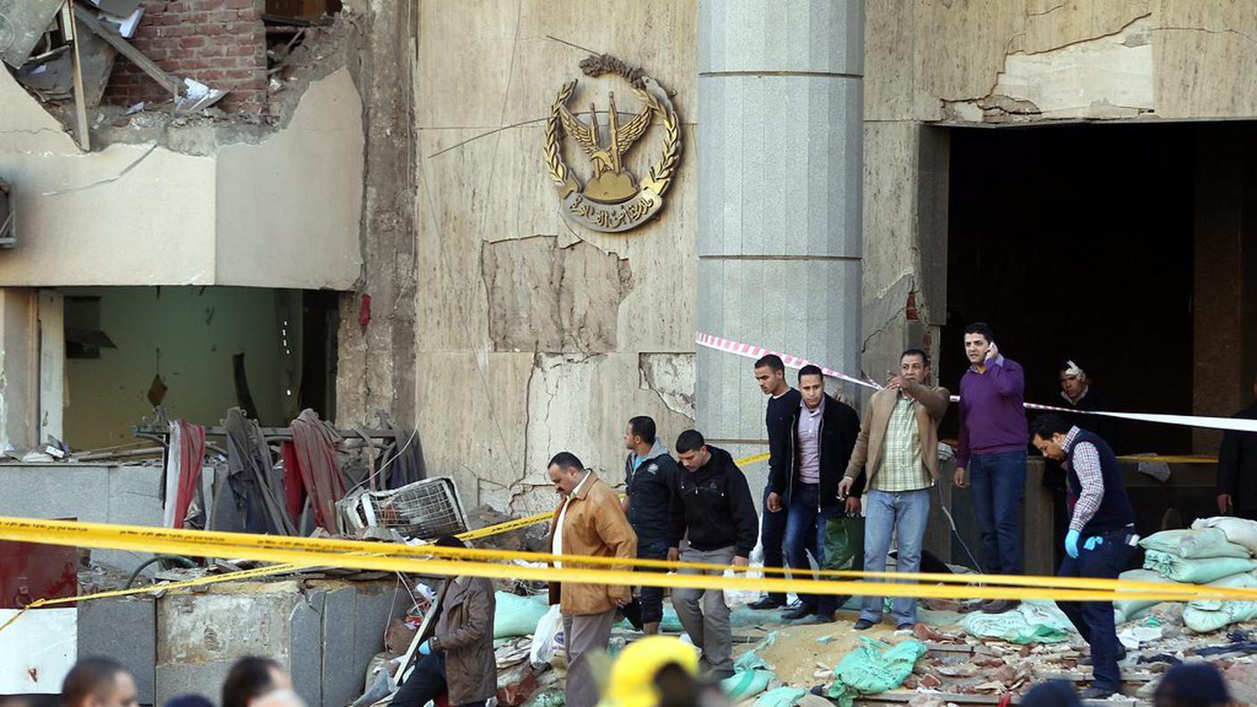 cairo bomba facciata qg polizia ky.JPG