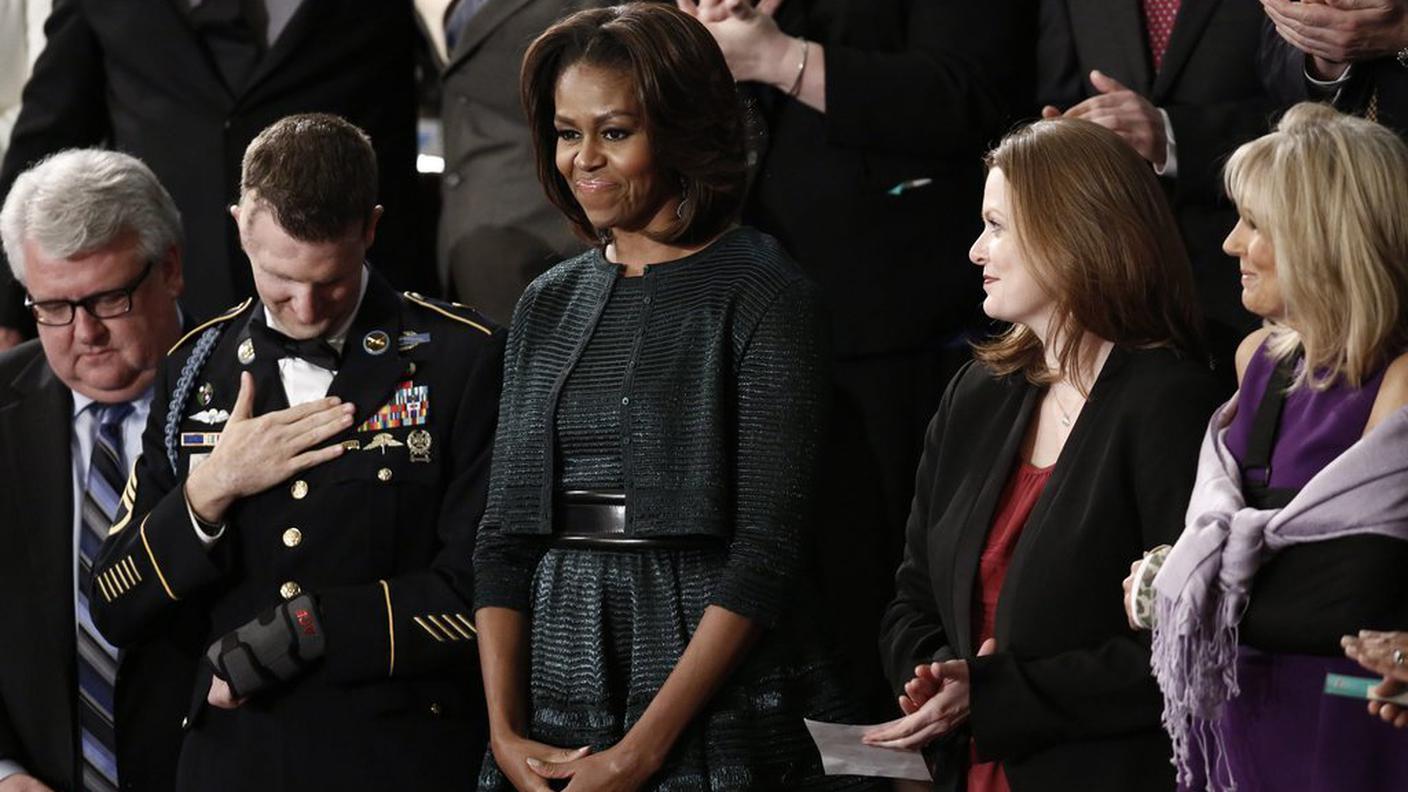 Dopo le critiche dello scorso anno, quando scelse un abito rosso senza maniche, la first lady americana si presenta al discorso sullo Stato dell'Unione in verde scuro, con un abito composto di gonna, cinta vistosa e giacca
