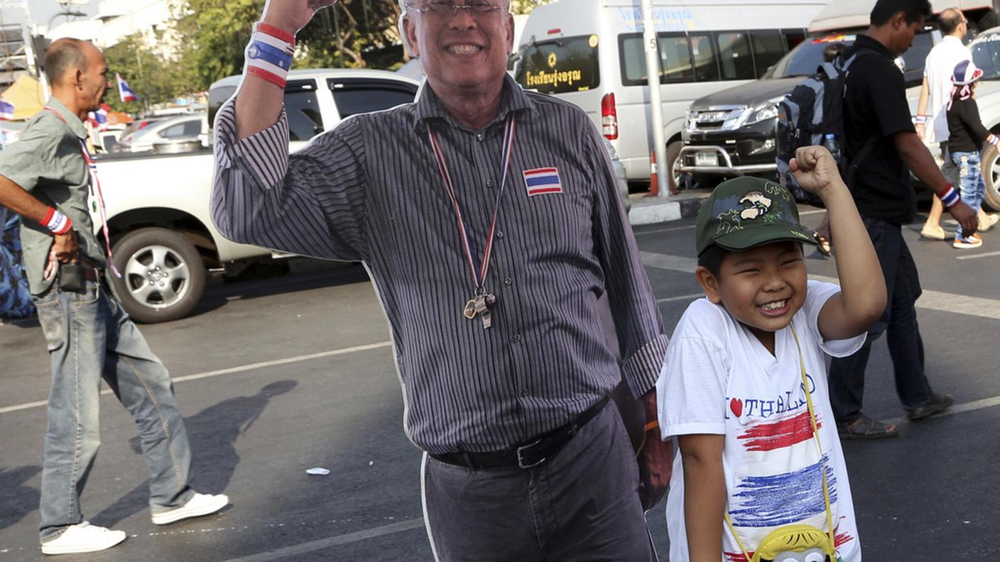 Suthep Thaugsuban "portato" in piazza dai manifestanti