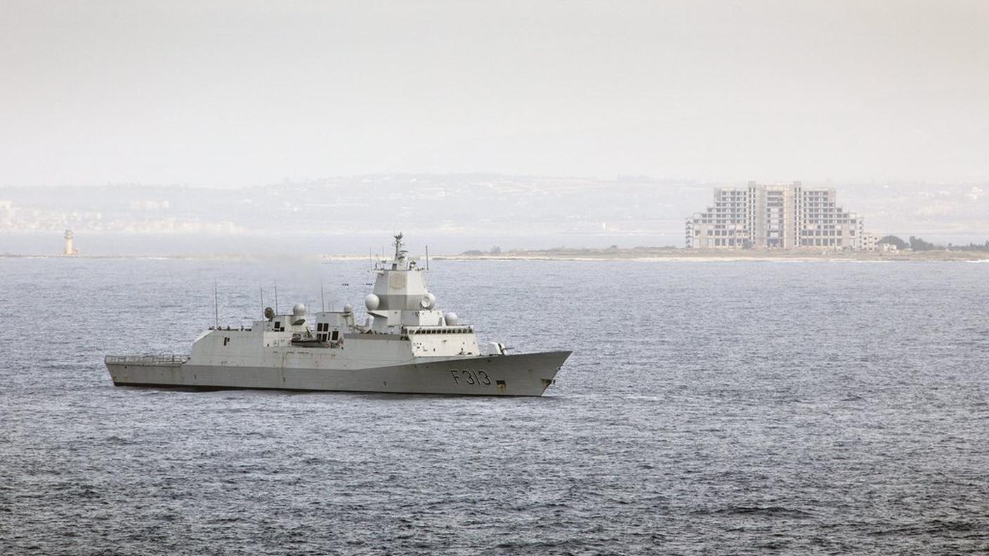 La fregata norvegese "Helge Ingstad" nel porto di Latakia, inviata per prendere in conegna armi chimiche siriane, non ha ancora ricevuto il suo carico