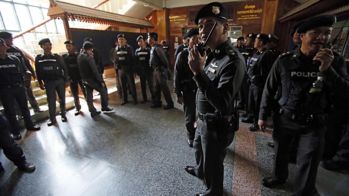 polizia thailandese sgombero ky 140214.JPG
