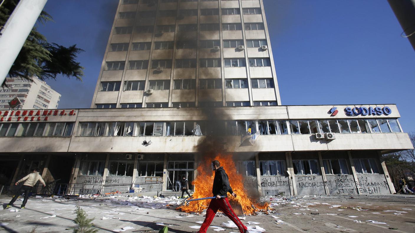 crisi manifestazioni Tuzla Bosnia 7.2.2014 ky.JPG