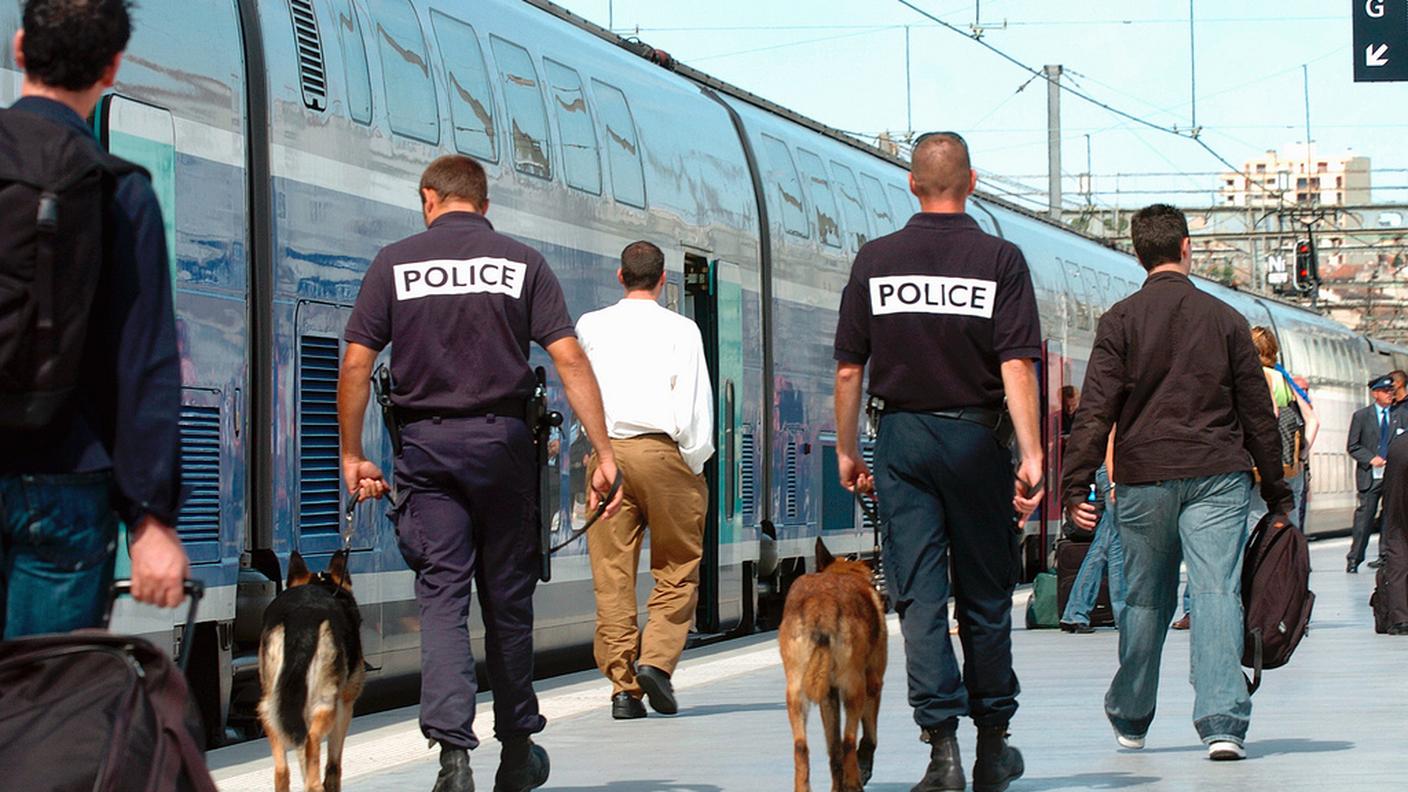 polizia francia stazione marsiglia ky.JPG