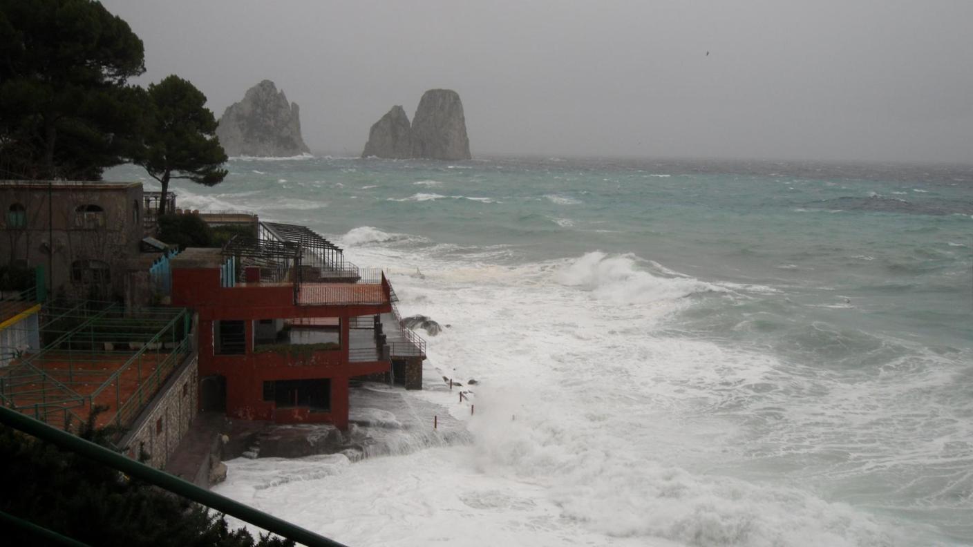 Vento e pioggia imperversano sull'isola di Capri, qui ritratta durante un'ondata di maltempo il 26 dicembre scorso