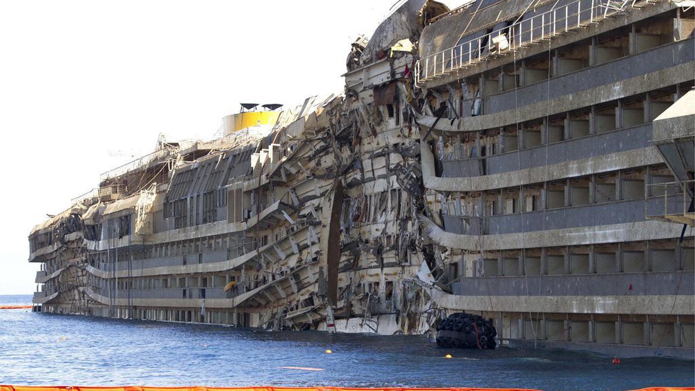 Costa Concordia relitto recupero 18.9.2013 ky.JPG