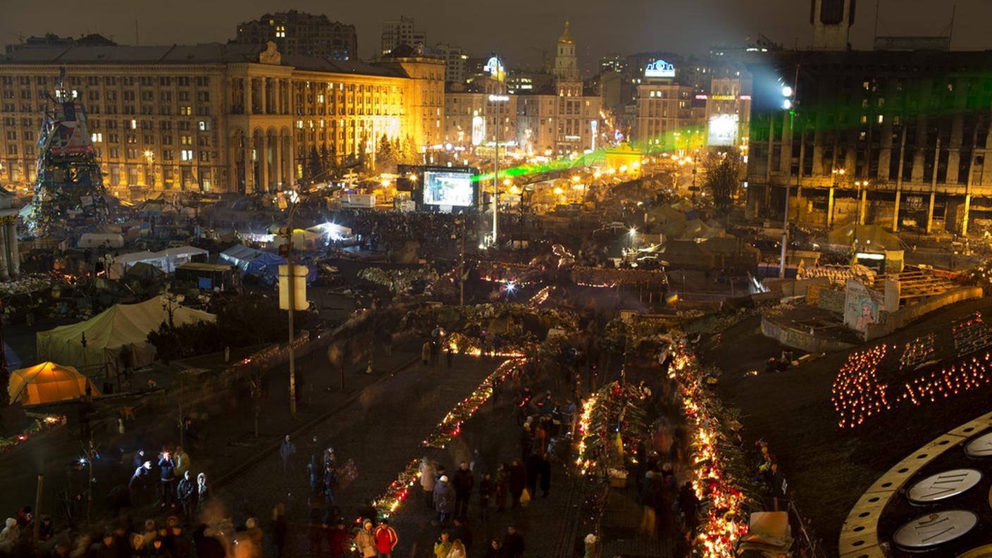 Fiori e candele accese nel centro della capitale dell'Ucraina