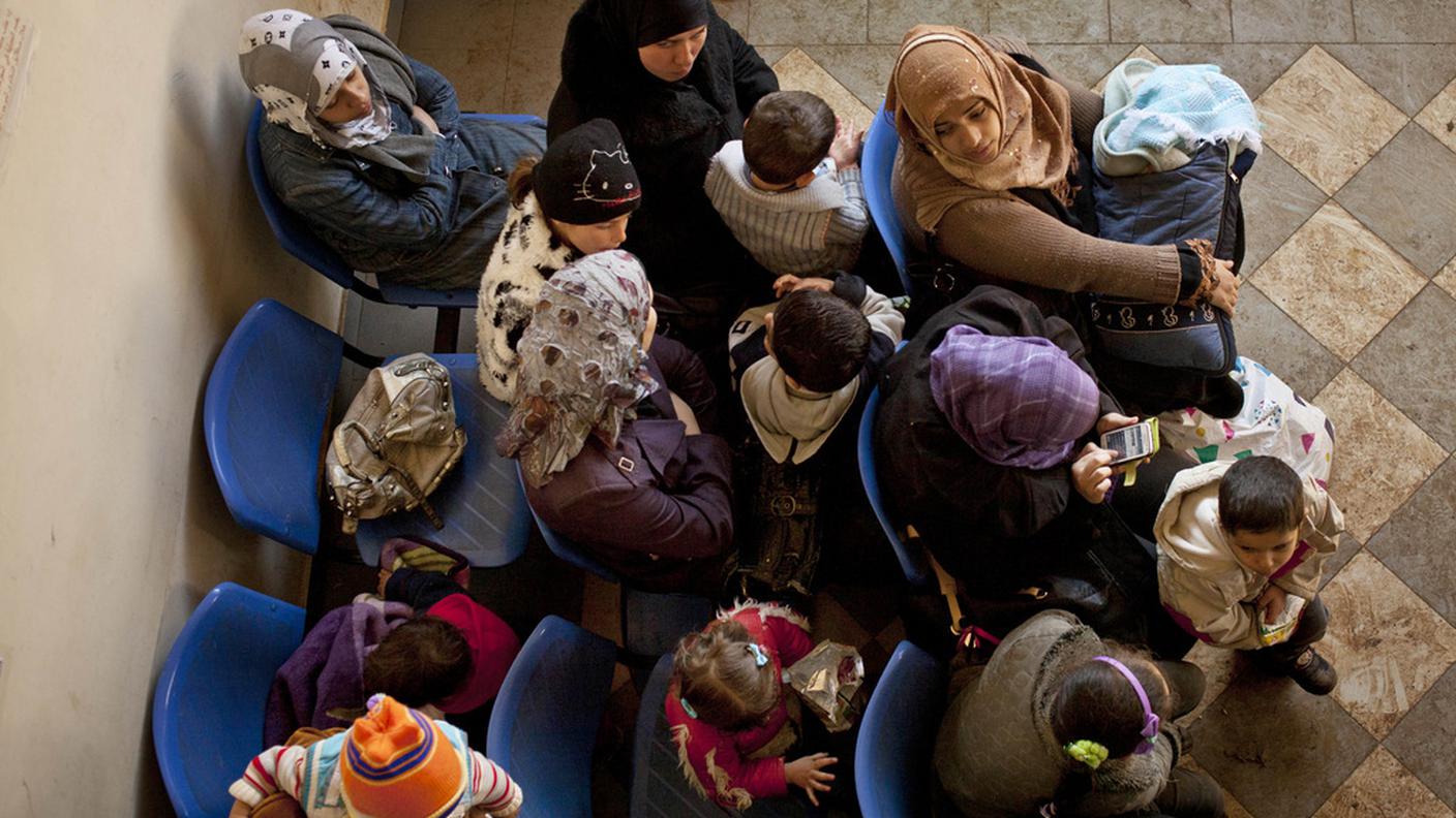 Profughi siriani in attesa di essere registrati in un campo per rifugiati dell'ONU in Libano