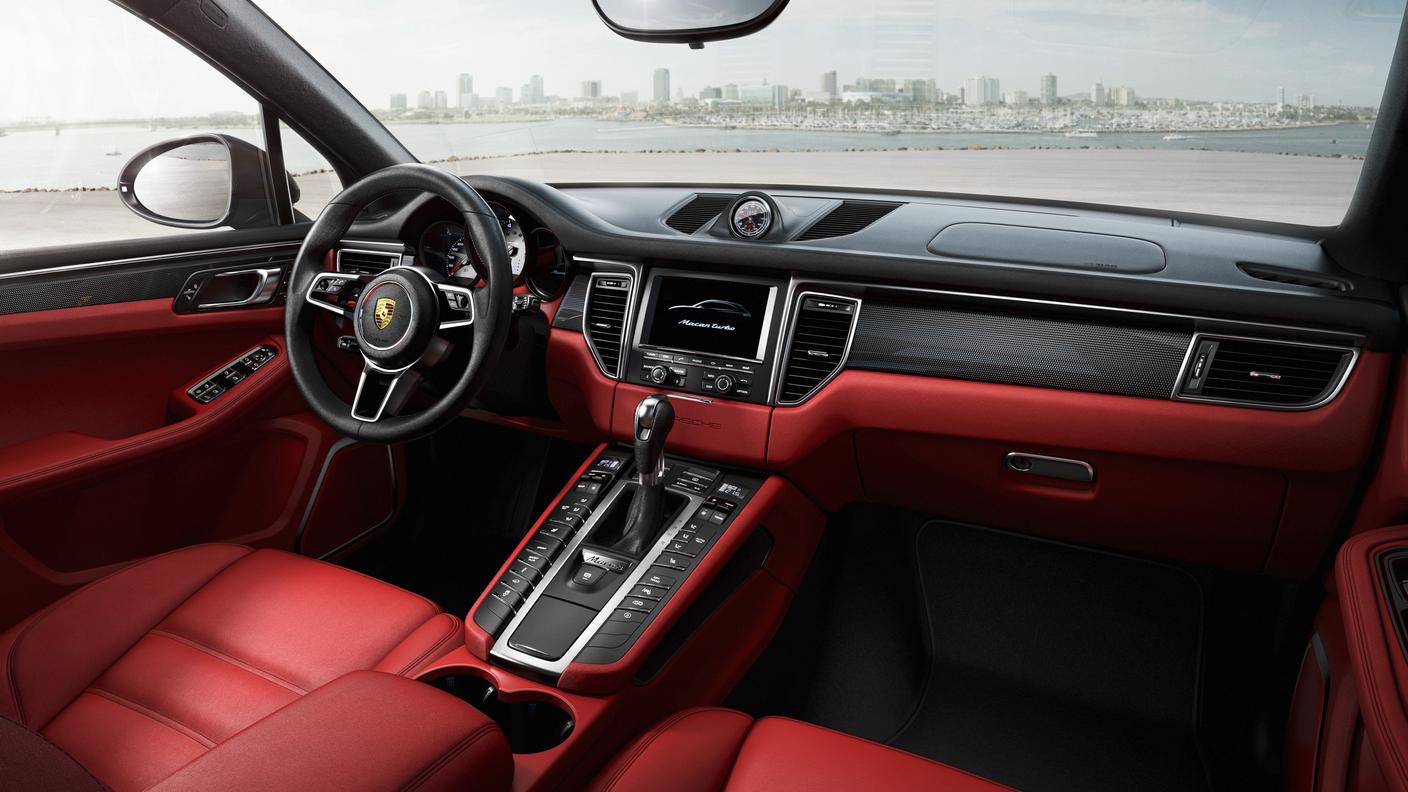 L'elettronica imbarcata nelle automobili - nella foto l'interno con connettività bluetooth e comandi remoti del suv Porsche Macan - è il nuovo obiettivo degli hacker
