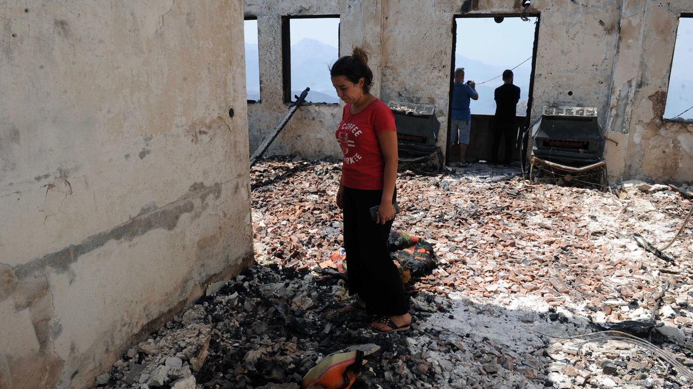 Una casa bruciata in Algeria, dove i morti sono 69