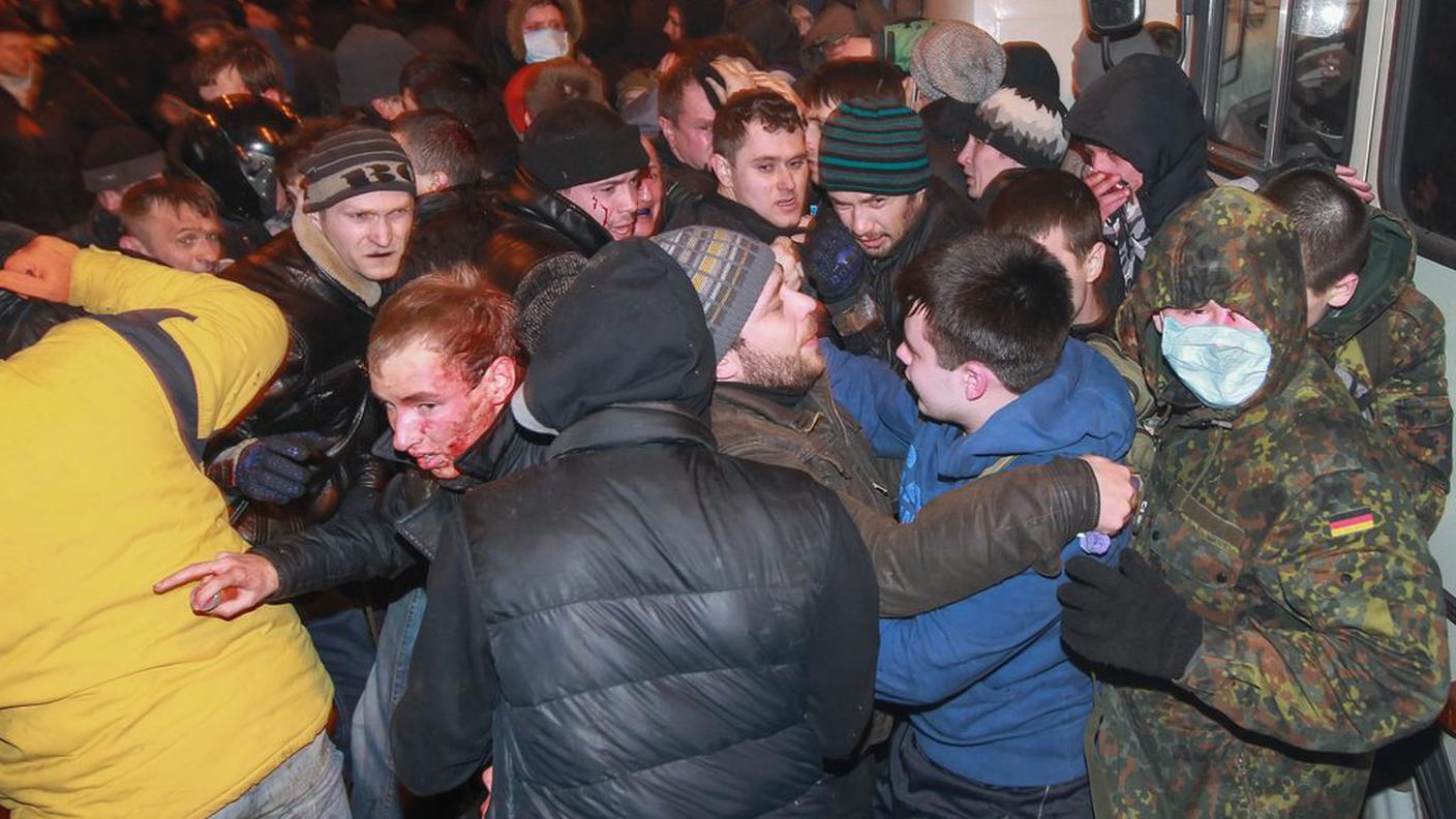 Donetsk: scontri fra opposittori e sostenitori dell'intervento russo in Ucraina