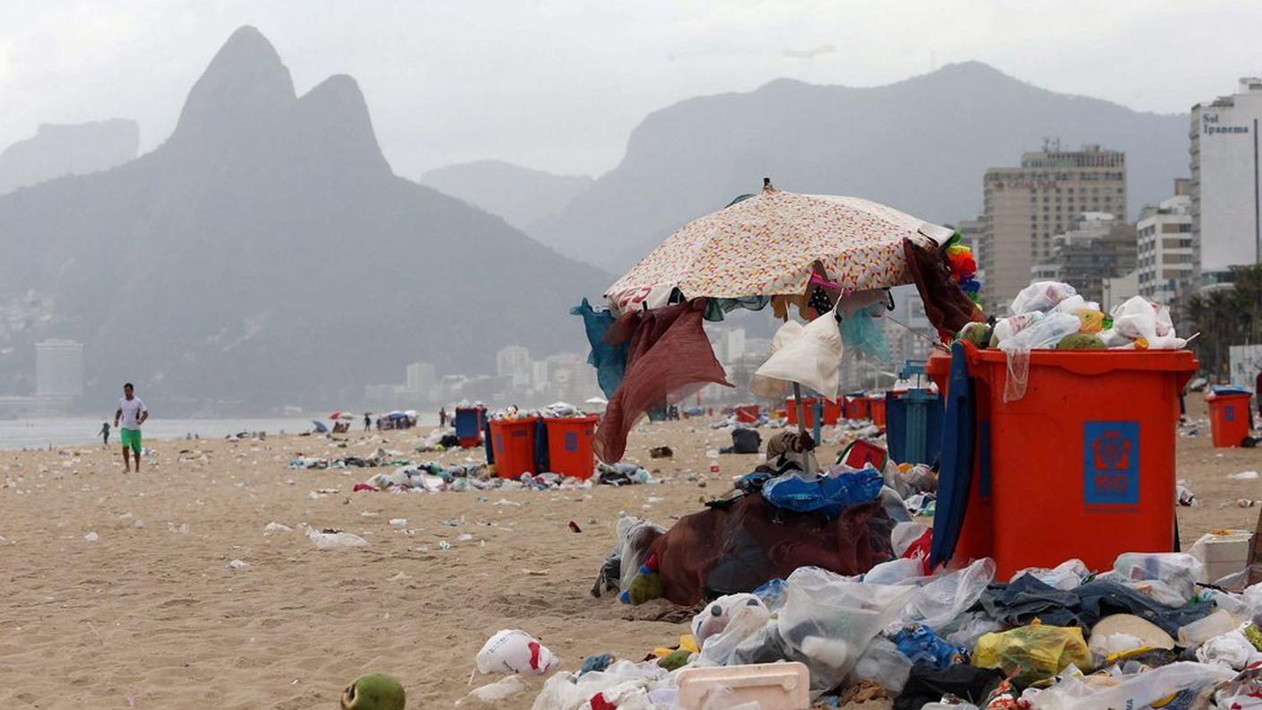 La celebre spiaggia di Ipanema sta diventando una discarica a cielo apero