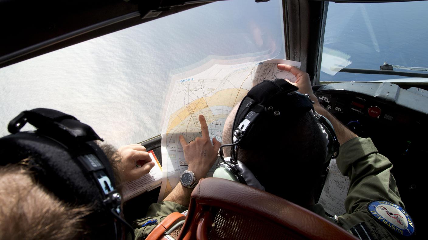 Piloti della Royal Australian Air Force alla ricerca di resti del volo scomparso l'8 marzo