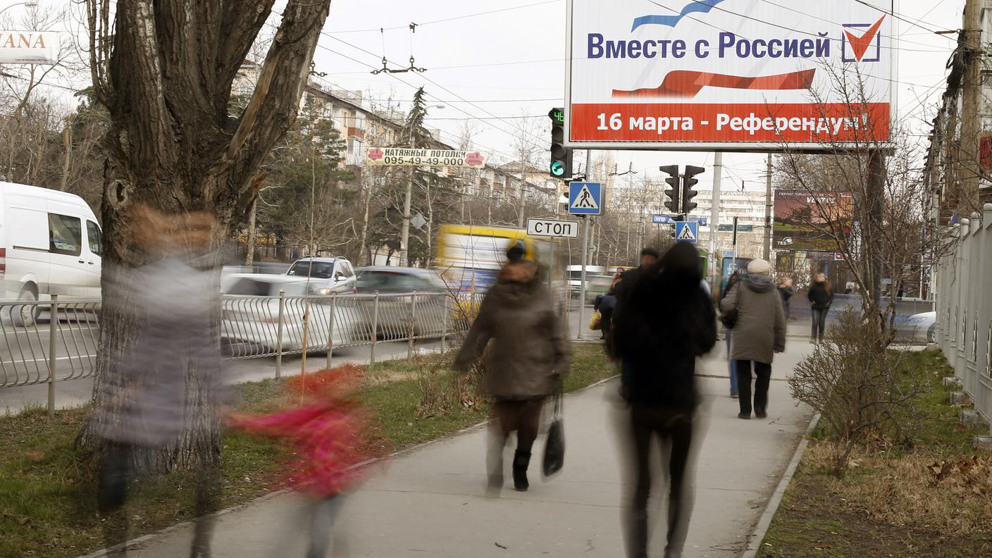 "Assieme alla Russia - Referendum del 16 marzo", si legge su un manifesto a Sinferopoli, capitale della Crimea